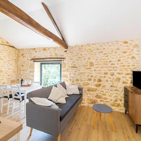 Casa de Férias Renovated In With Pool Soturac